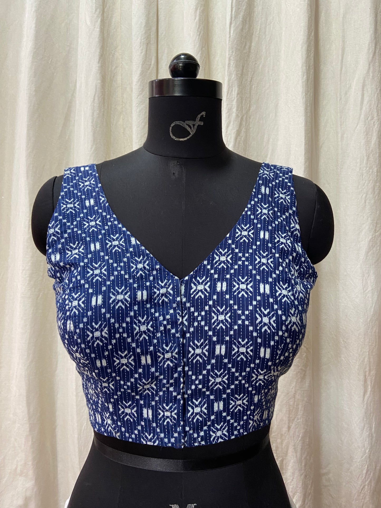 SLEEVELESS BLOUSE