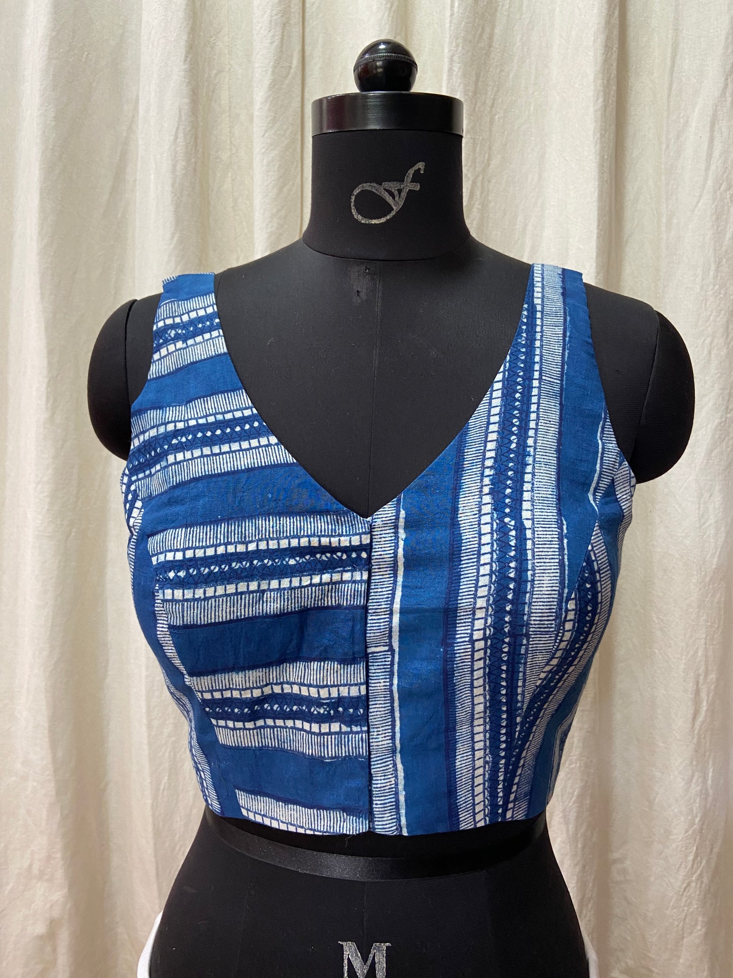 SLEEVELESS BLOUSE