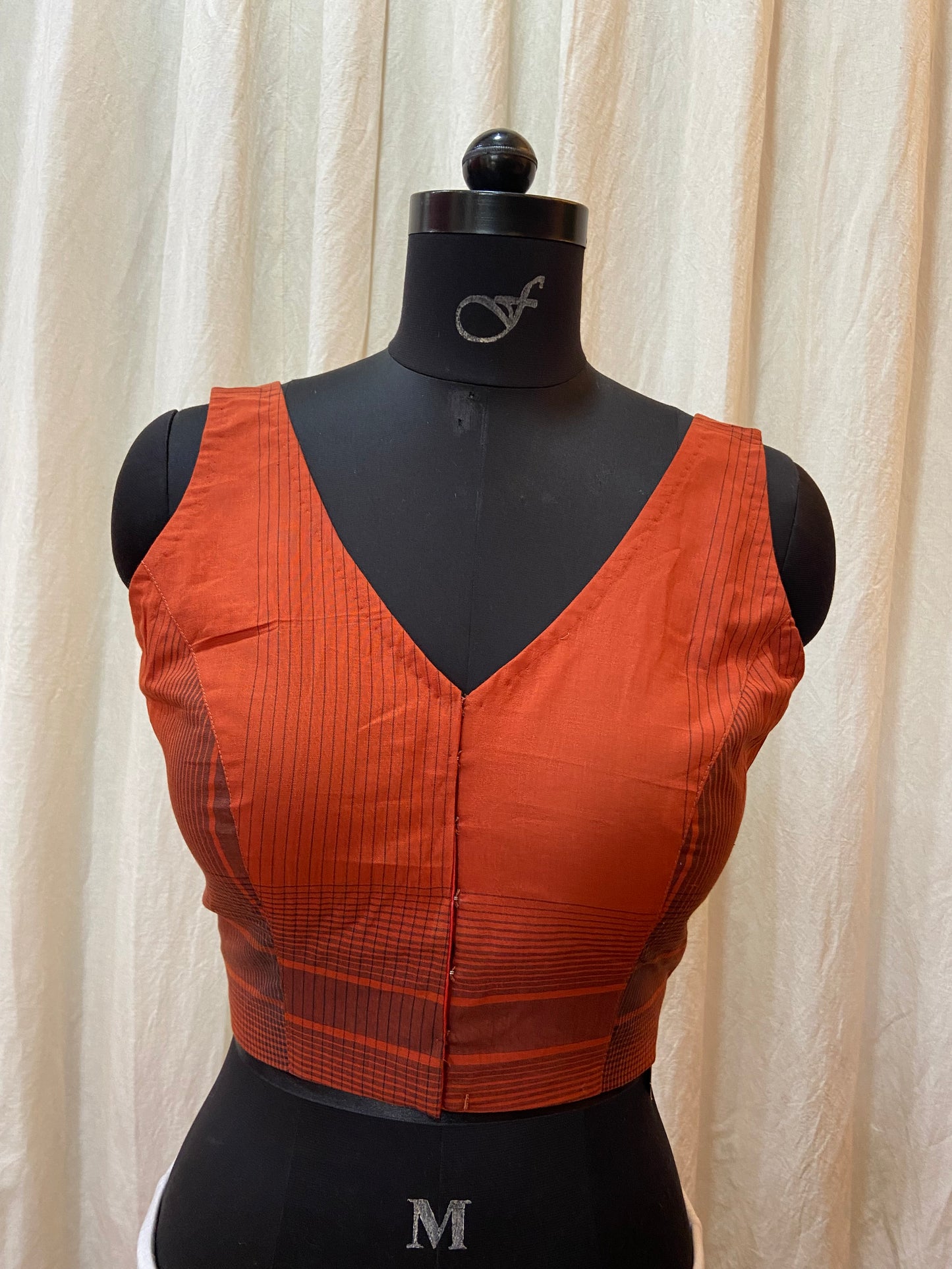 SLEEVELESS BLOUSE