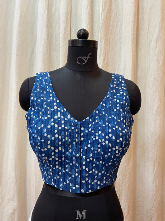 SLEEVELESS BLOUSE