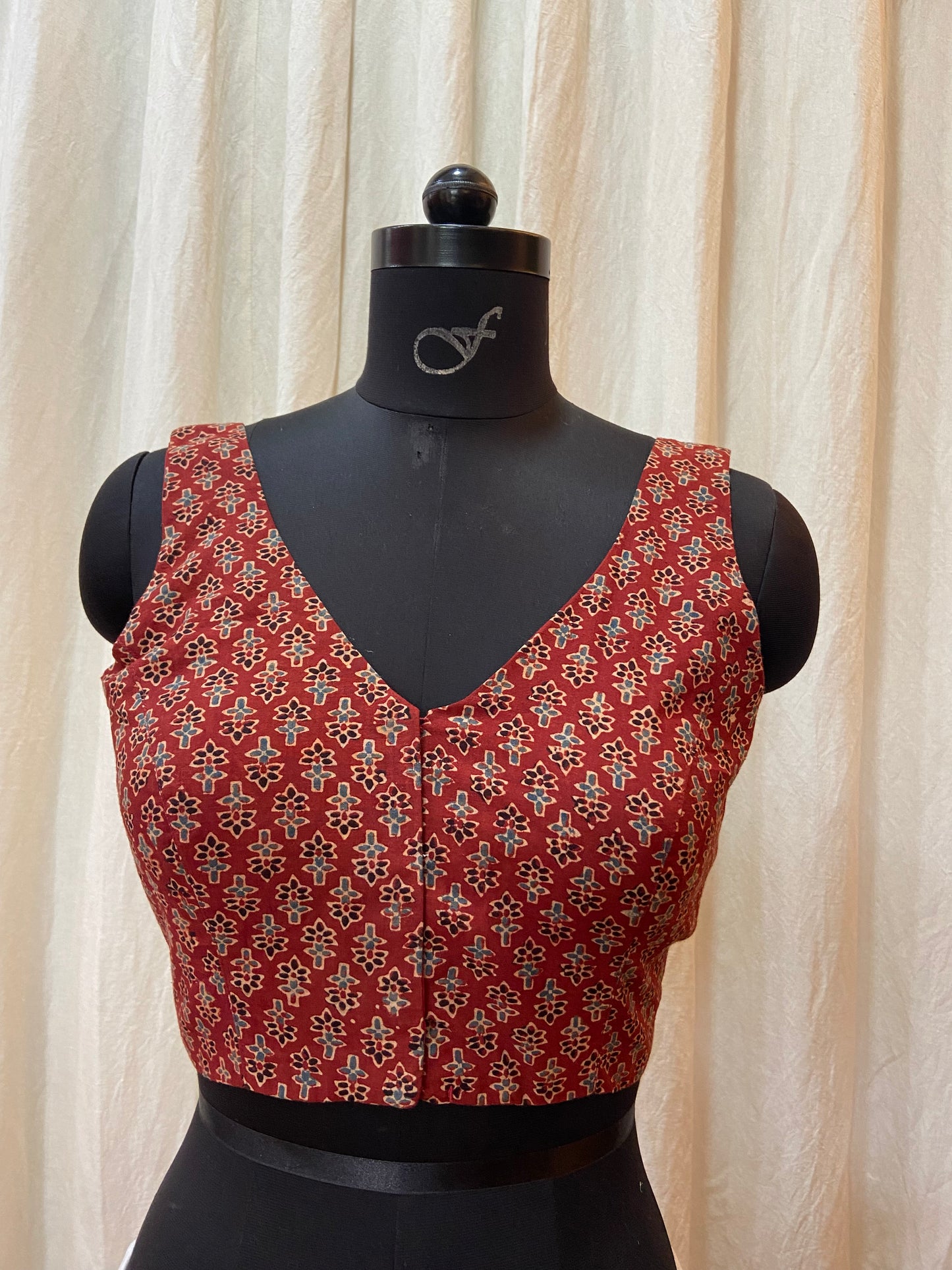 SLEEVELESS BLOUSE