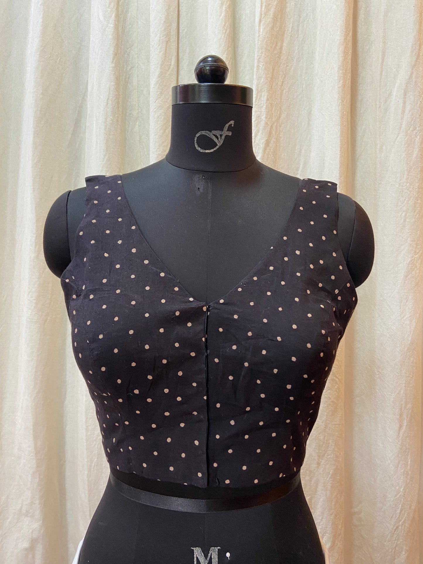 SLEEVELESS BLOUSE