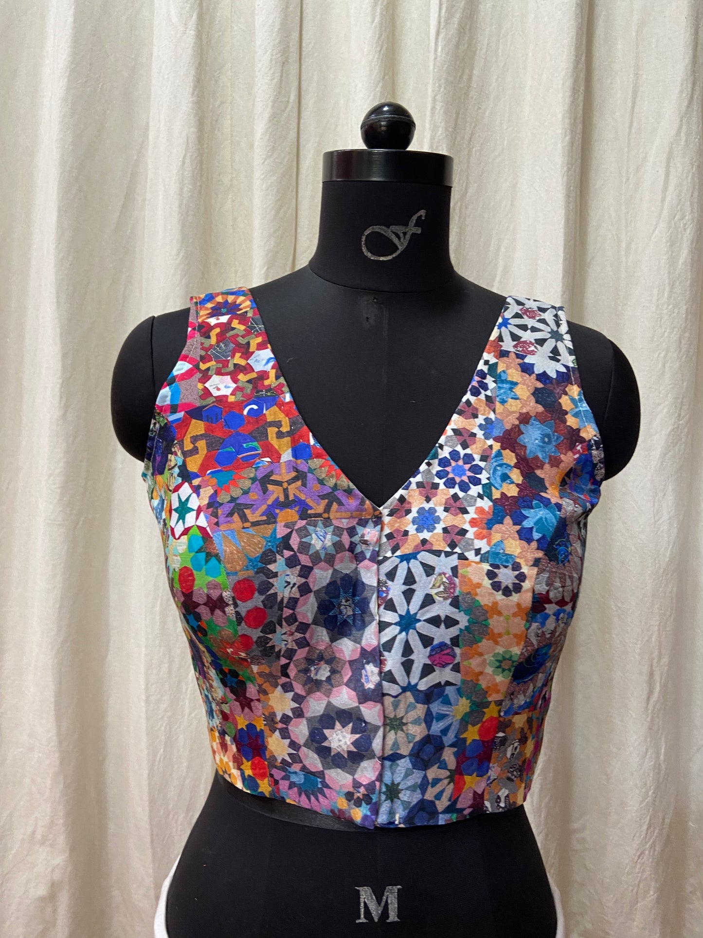 SLEEVELESS BLOUSE